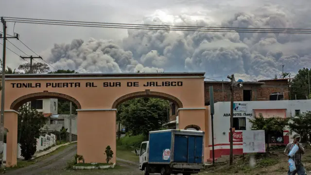 میکسیکو کے حکام کا کہنا ہے کہ ملک کے مغربی علاقے میں آتش فشاں سے راکھ کے اخراج اور ممکنہ بڑے پیمانے پر پھٹنے کے اندیشے کے باعث سینکڑوں افراد کو علاقے سے نکال لیا گیا ہے۔