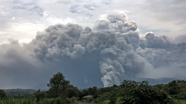 میکسیکو کے وزارت داخلہ کا کہنا ہے کہ آتش فشاں سے راکھ نکلنے سے 1913 والے آثار لگ رہے ہیں جب بڑی پیمانے پر یہ آتش فشاں پھٹ پڑا تھا۔