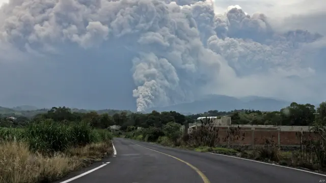 آتش فشاں سے زیادہ راکھ جمعرات سے نکلنا شروع ہوئی تھی جس کے بعد سے کولیما نامی آتش فشاں کے جنوبی اور جنوب مغرب میں دھماکوں کی آوازیں سنی گئیں۔ اس آتش فشاں سے 2.8 کلومیٹر بلند راکھ کے بادل اٹھ رہے ہیں ہے۔ 