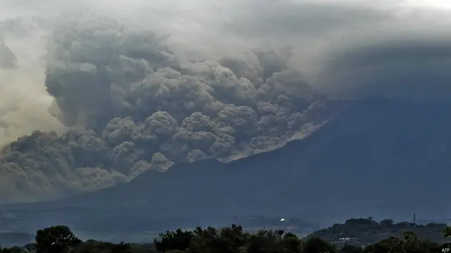 سول پرٹیکشن رابطہ کار کا کہنا ہے ’اس آتش فشاں کے 12 کلومیٹر کے فاصلے پر محض 800 افراد رہائش پذیر ہیں۔ ان سب افراد کو علاقے سے نکال لیا گیا ہے۔‘