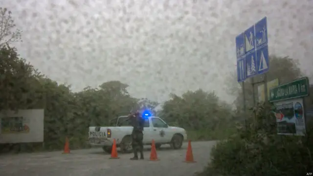 اطلاعات کے مطابق آتش فشاں کے قریبی گاؤں پر دو انچ راکھ گری ہے جبکہ اس کے ساتھ بارش ہونے سے مشکلات میں اضافہ ہو گیا ہے۔ 