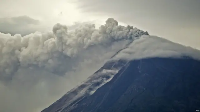 کولیما آتش فشاں کو میکسیکو میں ’آگ کا آتش فشاں‘ بھی کہتے ہیں۔ 