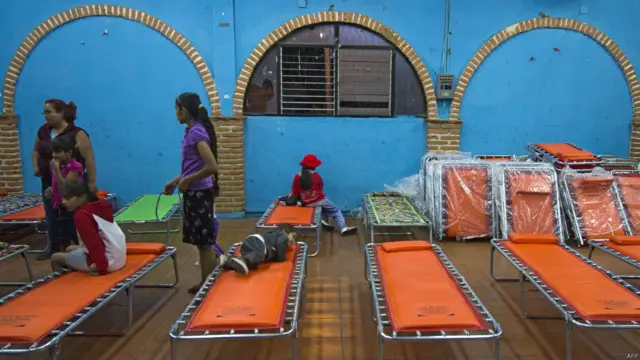 کولیما نامی آتش فشاں سے راکھ مقامی آبادی پر گر رہی ہے اور حکام نے 12 کلومیٹر کا علاقہ سیل کردیا ہے۔ اس کے علاوہ مقامی ہوائی اڈہ بھی بند کردیا گیا ہے۔