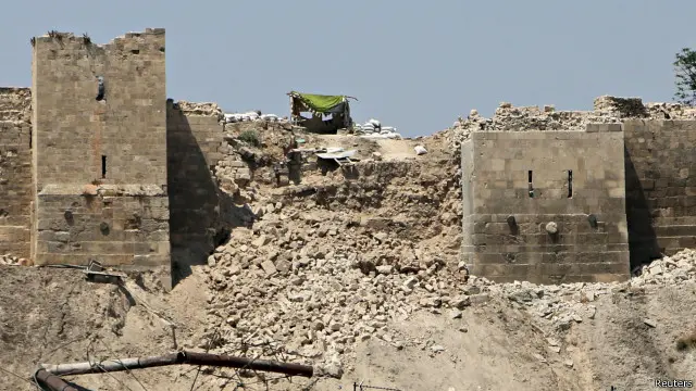 ألحق التفجير أضرارا بسور قلعة حلب التاريخية. 
