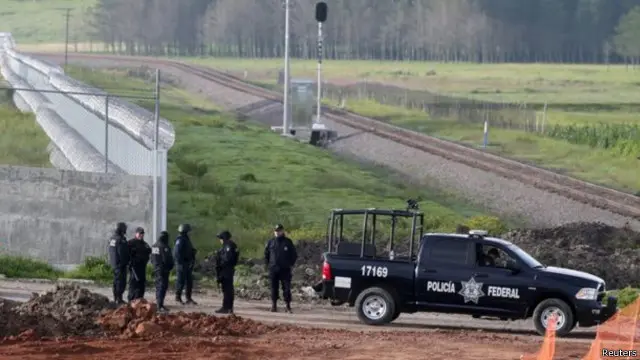 عززت السلطات الأمن في المناطق المحيطة بالسجن.