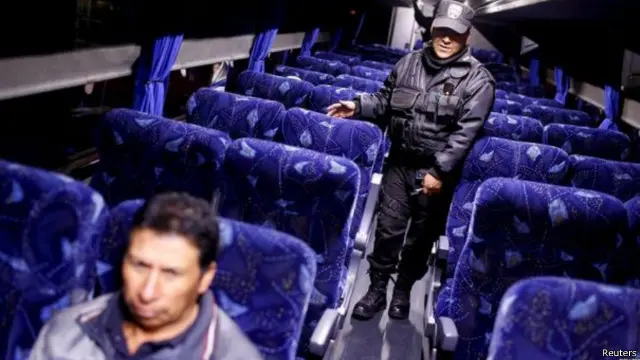 تجري الشرطة عمليات تفتيش واسعة النطاق على الحافلات والسيارات لملاحقة غوزمان.