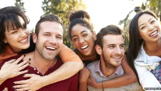 करीब एक सी उम्र के लोग 