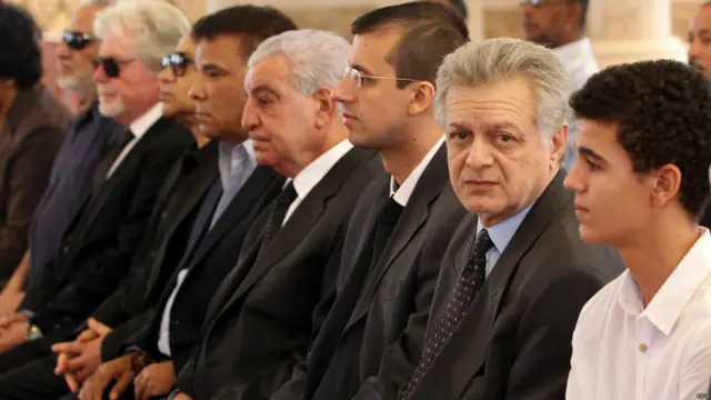 طارق الشريف (الثاني من اليمين) بعد صلاة الجنازة على جثمان والده التي شارك فيها عدد من الشخصيات البارزة.