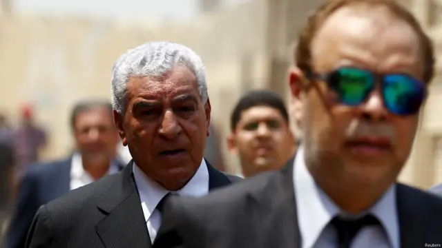 حضر الجنازة نقيب الممثلين أشرف زكي ووزير الدولة لشؤون الآثار السابق زاهي حواس.