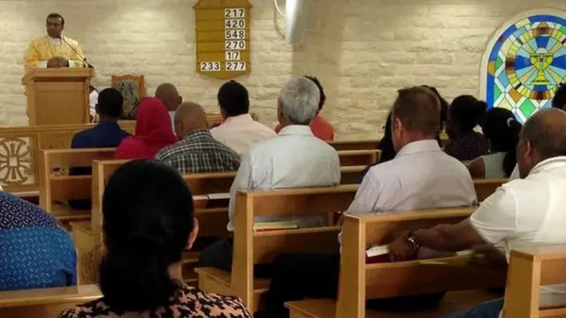 تستقبل كنيسة سانت ماري للروم الكاثوليك أكثر من 7000 شخص في قداس يوم الجمعة