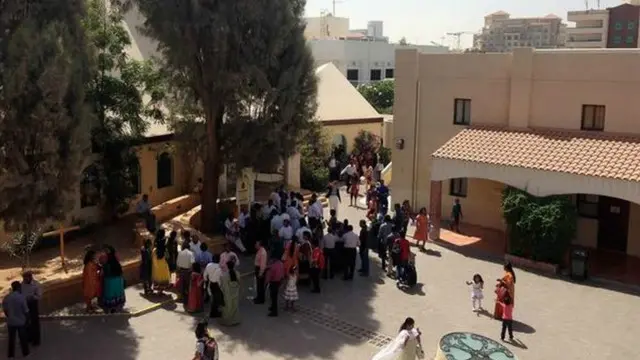 ينعم المسيحيون الباكستانيون بالأمان وحرية العبادة في الإمارات في حين يتعرضون للعنف وحرق الكنائس في باكستان