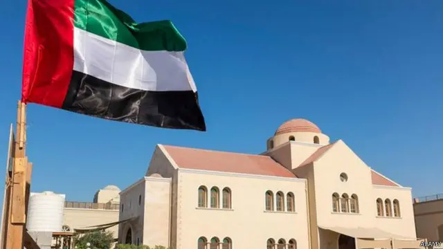 كنيسة يونانية أرثوذكسية في دبي حيث لا تسمح السلطات للكنائس بوضع صلبان في الخارج أو بالأعلى