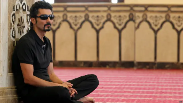الفنان المصري خالد النبوي يجلس متأملا في مسجد المشير طنطاوي الذي صُلي فيه على جثمان الشريف.