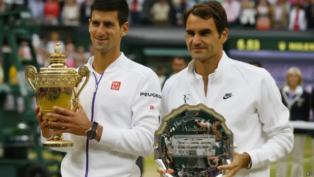 Новак Джокович с кубком Уимблдона и Роджер Федерер
