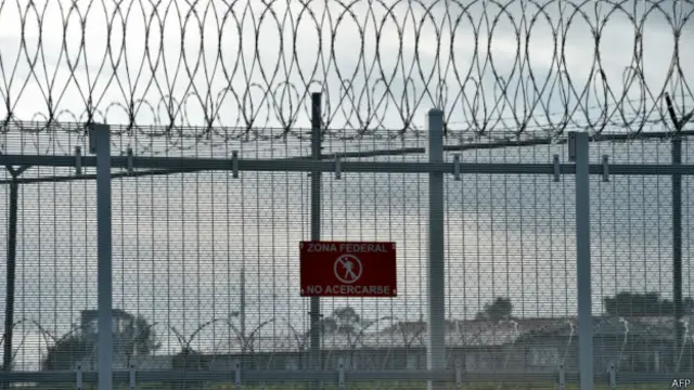 Буга чейин Мексиканын улуттук коопсуздук боюнча комиссиясынын билдирүүсүндө Гусманды акыркы жолу ишембиде Альтиплано абагындагы жуунучу жайдан көрүшкөнү айтылат