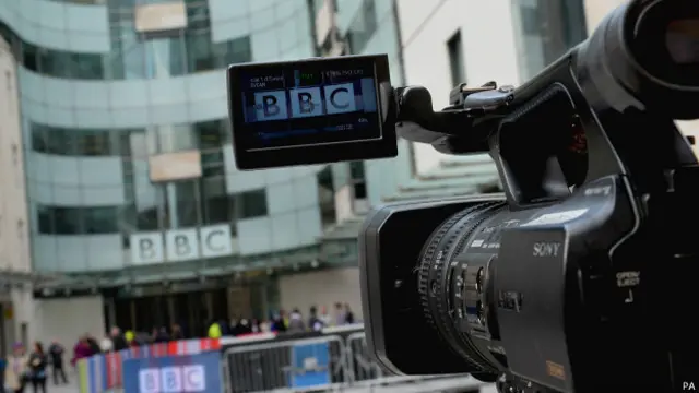 Камера снимает происходящее у входа в Новый дом радиовещания Би-би-си