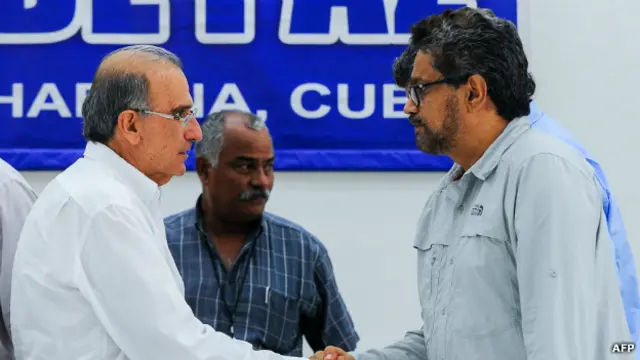 Jefe negociador del gobierno, Humberto de la Calle (izq.) y el negociador de las FARC Iván Márquez