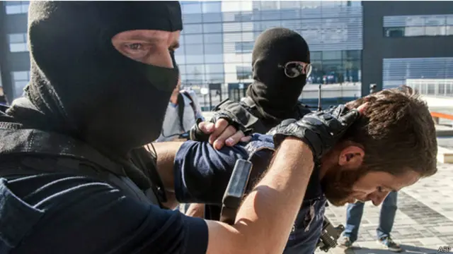 كان الخمسة قد اعتقلوا عندما كانوا يستقلون سيارتين قرب بحيرة هي مصدر مياه الشرب لبرستينا