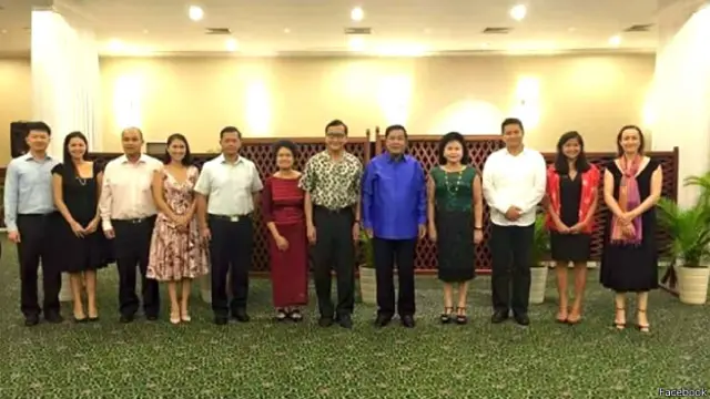 Hai ông Hun Sen (áo tím xanh) và Sam Rainsy cùng gia đình