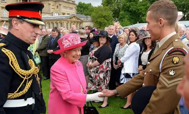 2015年皇家花园聚会，女王一身亮粉套装出席