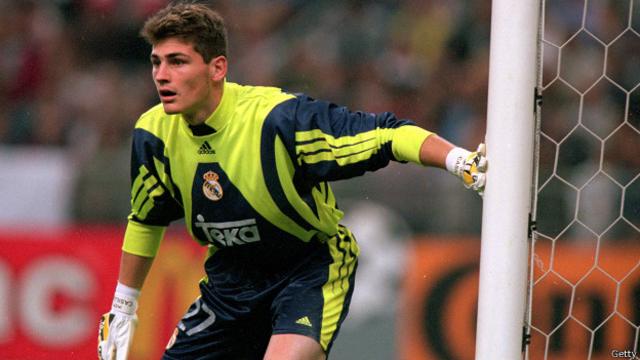 Casillas debutó en el primer equipo del Real Madrid en la temporada 1999-2000, después de haber llegado al club cuando tenía nueve años.