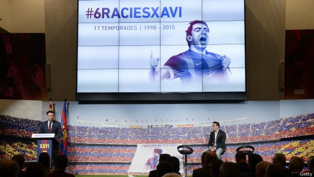 Muchos comparan la salida de Iker Casillas con las que recibieron algunos jugadores del Barcelona, como Carles Puyol y Xavi Hernández, uno de sus grandes amigos.
