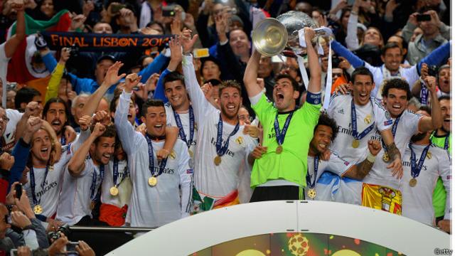 A Casillas le tocó levantar el trofeo de la Liga de Campeones cuando se coronaron en Lisboa, la "Décima" copa del Real Madrid.