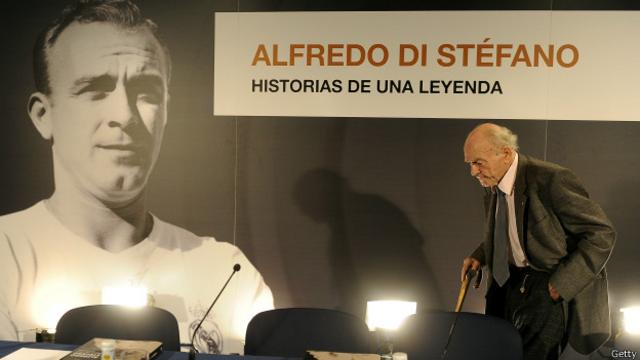 Alfredo Di Stéfano es considerado un "mito" por el presidente del Real Madrid, Florentino Pérez, quien le dio el título de presidente honorario.