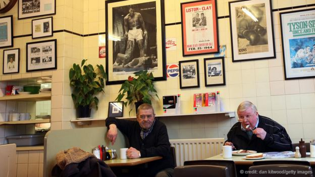 在摄政咖啡（Regency Café）享用早餐（图片来源：Dan Kitwood/Getty Images)