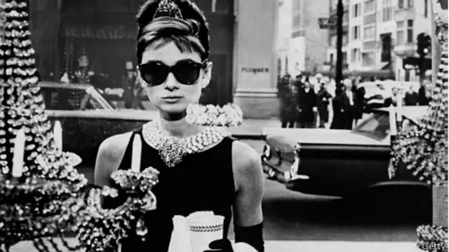 Сукня від Юбера де Живанші, в якій Одрі Хепберн з'явилась у стрічці "Сніданок у Тіффані", мабуть, найвідоміша маленька чорна сукня в історії 