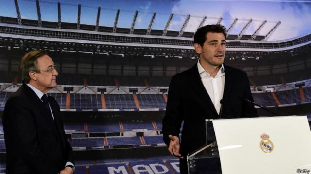 Florentino Pérez observa a Iker Casillas mientras el exportero del Real Madrid se dirige a los periodistas.