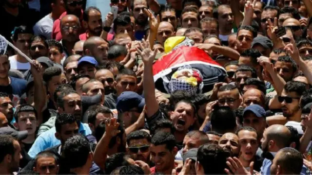 أطباء فلسطينيون يقولون إن محمد الكسبة أطلقت النار على ظهره وجانب رأسه.