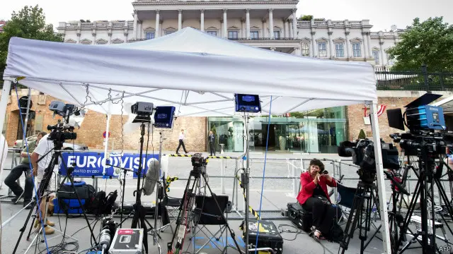 تترقب وسائل الإعلام الخبر الذي طال انتظاره بشأن الاتفاق المأمول.