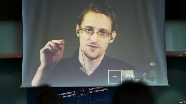 Edward Snowden mengatakan badan intelijen Inggris punya kemampuan meretas telepon seluler, yaitu program 'Smurf Suite'