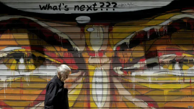 Yunanistan'da bir duvar yazısında "Bundan sonra bizi bekleyen ne?" sorusu soruluyor. 