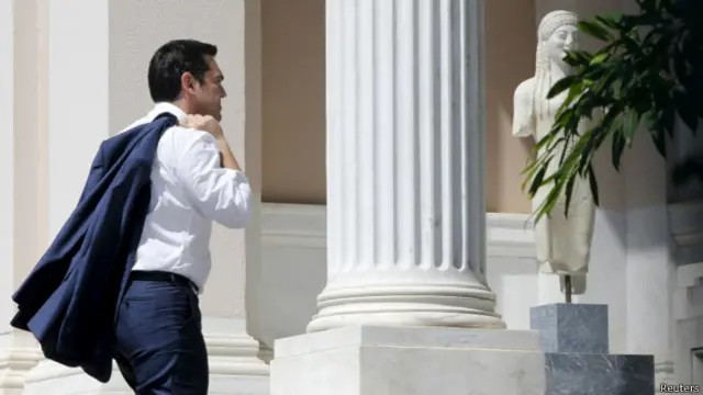  یونانی وزیرِ اعظم جب واپس وطن پہنچے تو انھیں کفایت شعاری مخالف مظاہروں اور ہڑتال کے اعلان کا سامنا کرنا پڑا