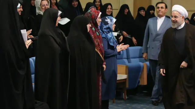 روحانی توانست با زبردستی رابطه خود را با اجزا مختلف دستگاه سیاسی و مردم کوچه و بازار حفظ کند و در عین حال مذاکرات را پیش ببرد. با رهبر روابط کاری و بر حسب اعتماد داشت. نیروهای حامیش را وفادارانه و در فاصله معقولی حفظ کرد. با نیروهای مخالف آنچنان برخورد که قدرتش را در انظار به نمایش گذاشت ولی رقیب را جری نکرد.