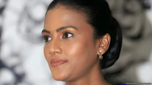 "මෛත්‍රීපාල සිරිසේන මහත්තයාගේ දින සියයේ වැඩපිළිවෙලේ සහ ඔහු කාන්තා ප්‍රඥප්තියක් ඉදිරිපත් කළා. ඒකෙ පැහැදිලිව සඳහන් කරලා තියෙනව ඔහු කාන්තා නියෝජනය වැඩි කරනවා කියලා"