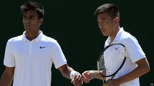 भारत के सुमित नागल(बाएँ) और वियतनाम के नाम हॉन्ग ली