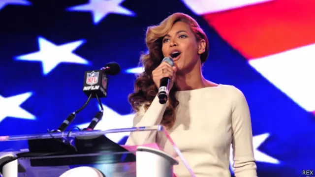 غنت المطربة بيونسيه النشيد الوطني الأمريكي في حفل افتتاح نهائي دوري كرة القدم الأمريكية "سوبر بول" 
