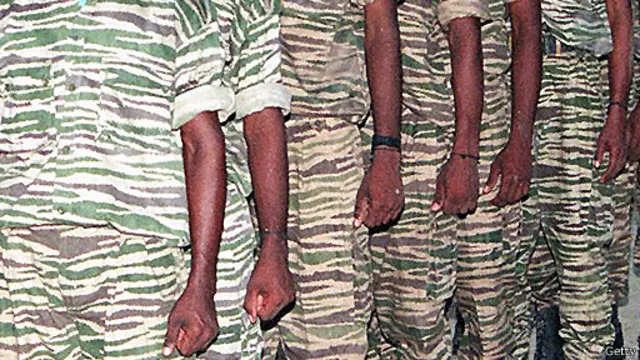 එල්ටීටීඊ සංවිධානය වෙනුවෙන් සටන් වැදුණු 12,000 කට ආසන්න පිරිසක් නිදහස් කළේ නම්, මේ පිරිස නිදහස් කළ නොහැක්කේ මන්දැයි මන්ත්‍රීවරයා ප්‍රශ්න කරයි