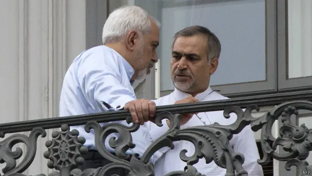 جواد ظريف (على اليسار) يتحدث إلى نائبه حسين فريدون،عضو الوفد الإيراني المفاوض، في شرفة الفندق الذي تجرى فيه المفاوضات.