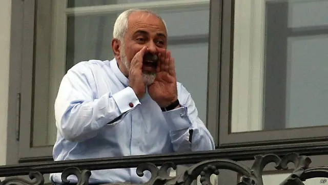 آقای ظریف از بالکن هتل به بعضی سوالات خبرنگاران پاسخ داد