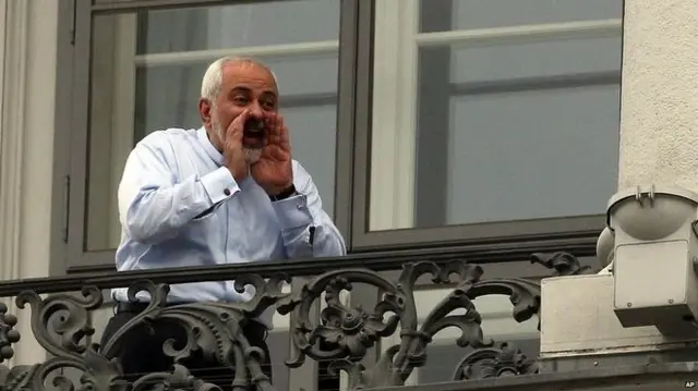 اس سے پہلے ایران کے وزیرِ خارجہ جاوید ظریف نے کہا تھا کہ عالمی طاقتوں اور ایران کے درمیان اس کے جوہری پروگرام پر جامع معاہدہ پیر تک نہیں ہو سکتا