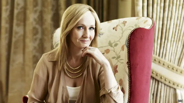 كتبت رولينغ على صفحتها على فيسبوك أن " فيلمها الجديد هو امتداد لعالم السحرة".