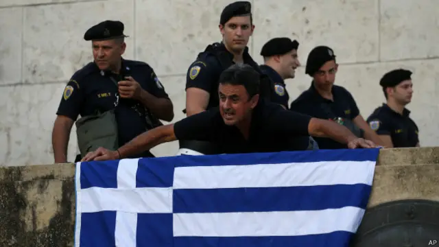  یونان میں دو ہفتے سے بینک بند ہیں اور عوام کے کیش مشینوں سے رقم نکالنے پر بھی 60 یورو روزانہ کی حد مقرر کر دی گئی ہے