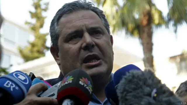 Menteri pertahanan Panos Kammenos mengatakan situasi itu seperti "kudeta"