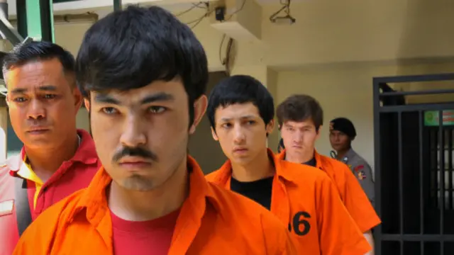 Keterangan awal polisi Indonesia menyatakan, mereka diduga terkait kelompok Negara Islam atau ISIS di Indonesia. Mereka ditangkap bersama seorang anggota kelompok Majelis Mujahidin Indonesia Timur pimpinan Santoso.