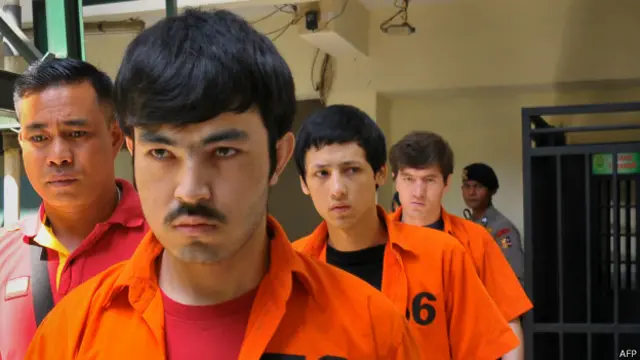 三名中国籍维吾尔人被告带上手铐走进法院。