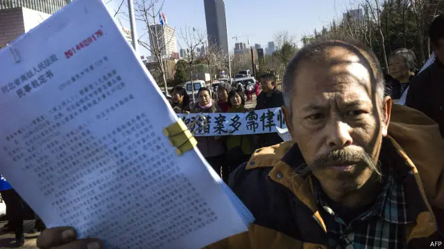 濟南市山東省高級法院外一群訪民集會請願(資料照片)